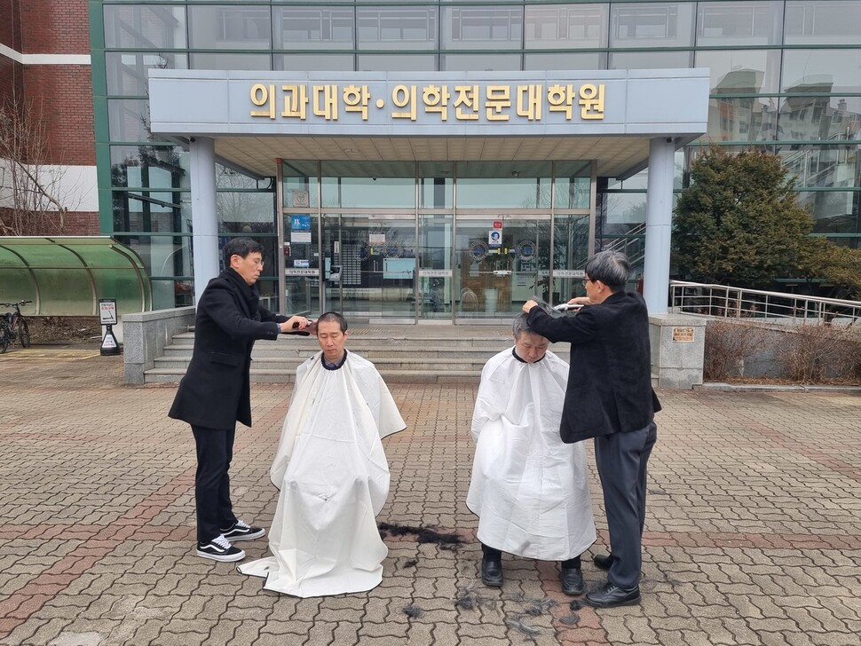韩国医生辞职离岗抗议政府扩招政策，医疗一线陷入困境-第1张图片-时事讯