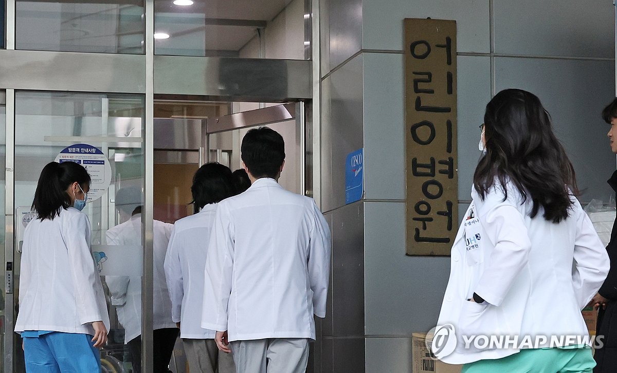 韩国医学生辞职潮持续发酵，医疗系统陷入混乱-第1张图片-时事讯